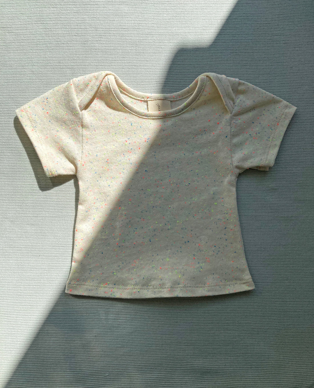 T-shirt pour bébé No2236b, confettis fluo