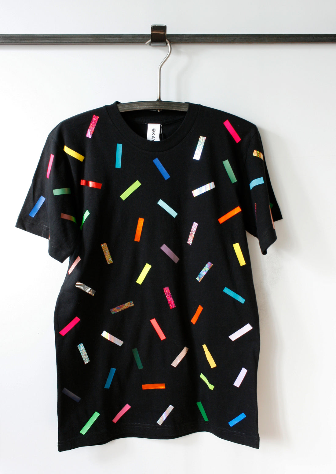 T-shirt imprimé paillettes unisexe par OKAYOK